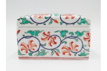 重要無形文化財　人間国宝　十三代 酒井田柿右衛門　本人作　濁手　唐花文　蓋物　鮮やかな色彩と精緻な文様が魅力の小筥(小箱、陶筥、小物入れ、共箱付)(R-084500)