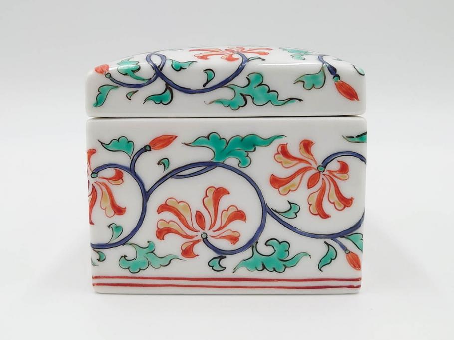 重要無形文化財　人間国宝　十三代 酒井田柿右衛門　本人作　濁手　唐花文　蓋物　鮮やかな色彩と精緻な文様が魅力の小筥(小箱、陶筥、小物入れ、共箱付)(R-084500)