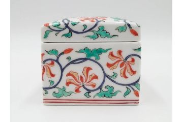 重要無形文化財　人間国宝　十三代 酒井田柿右衛門　本人作　濁手　唐花文　蓋物　鮮やかな色彩と精緻な文様が魅力の小筥(小箱、陶筥、小物入れ、共箱付)(R-084500)