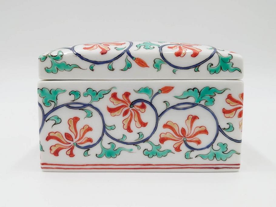 重要無形文化財　人間国宝　十三代 酒井田柿右衛門　本人作　濁手　唐花文　蓋物　鮮やかな色彩と精緻な文様が魅力の小筥(小箱、陶筥、小物入れ、共箱付)(R-084500)