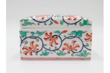 重要無形文化財　人間国宝　十三代 酒井田柿右衛門　本人作　濁手　唐花文　蓋物　鮮やかな色彩と精緻な文様が魅力の小筥(小箱、陶筥、小物入れ、共箱付)(R-084500)