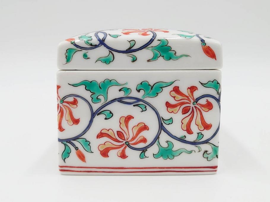 重要無形文化財　人間国宝　十三代 酒井田柿右衛門　本人作　濁手　唐花文　蓋物　鮮やかな色彩と精緻な文様が魅力の小筥(小箱、陶筥、小物入れ、共箱付)(R-084500)