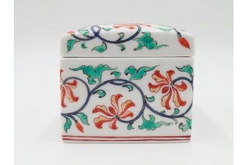重要無形文化財　人間国宝　十三代 酒井田柿右衛門　本人作　濁手　唐花文　蓋物　鮮やかな色彩と精緻な文様が魅力の小筥(小箱、陶筥、小物入れ、共箱付)(R-084500)