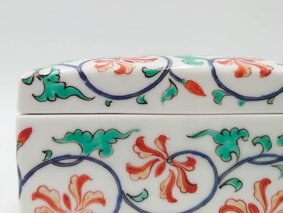重要無形文化財　人間国宝　十三代 酒井田柿右衛門　本人作　濁手　唐花文　蓋物　鮮やかな色彩と精緻な文様が魅力の小筥(小箱、陶筥、小物入れ、共箱付)(R-084500)