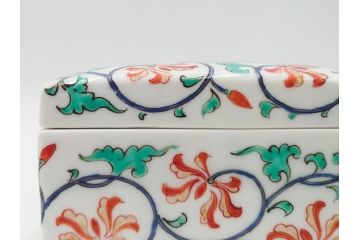 重要無形文化財　人間国宝　十三代 酒井田柿右衛門　本人作　濁手　唐花文　蓋物　鮮やかな色彩と精緻な文様が魅力の小筥(小箱、陶筥、小物入れ、共箱付)(R-084500)