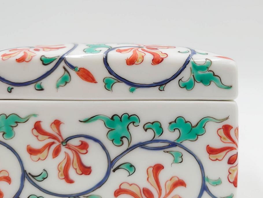 重要無形文化財　人間国宝　十三代 酒井田柿右衛門　本人作　濁手　唐花文　蓋物　鮮やかな色彩と精緻な文様が魅力の小筥(小箱、陶筥、小物入れ、共箱付)(R-084500)