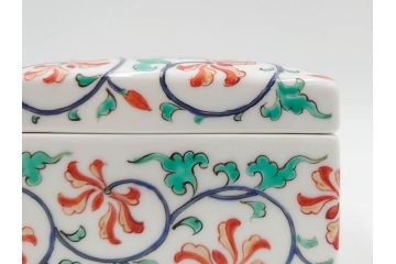 重要無形文化財　人間国宝　十三代 酒井田柿右衛門　本人作　濁手　唐花文　蓋物　鮮やかな色彩と精緻な文様が魅力の小筥(小箱、陶筥、小物入れ、共箱付)(R-084500)