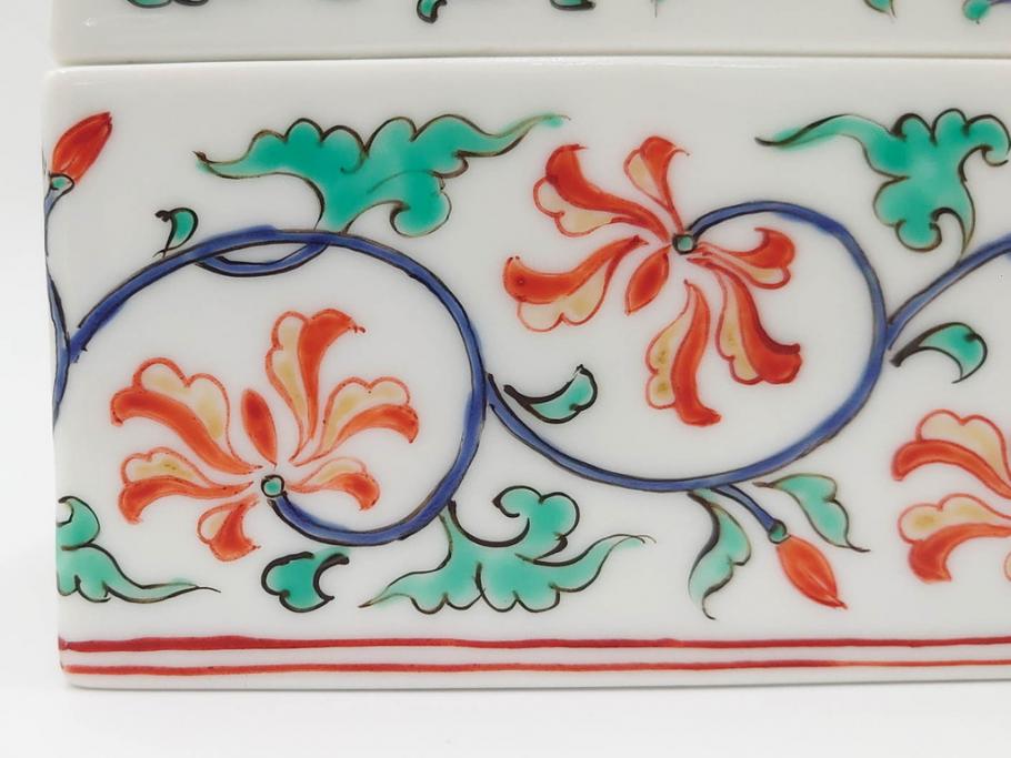 重要無形文化財　人間国宝　十三代 酒井田柿右衛門　本人作　濁手　唐花文　蓋物　鮮やかな色彩と精緻な文様が魅力の小筥(小箱、陶筥、小物入れ、共箱付)(R-084500)