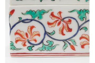 重要無形文化財　人間国宝　十三代 酒井田柿右衛門　本人作　濁手　唐花文　蓋物　鮮やかな色彩と精緻な文様が魅力の小筥(小箱、陶筥、小物入れ、共箱付)(R-084500)