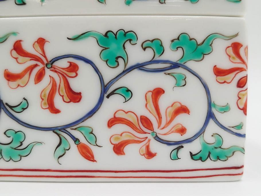 重要無形文化財　人間国宝　十三代 酒井田柿右衛門　本人作　濁手　唐花文　蓋物　鮮やかな色彩と精緻な文様が魅力の小筥(小箱、陶筥、小物入れ、共箱付)(R-084500)