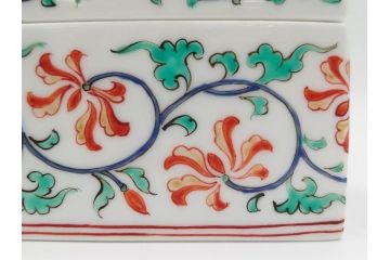 重要無形文化財　人間国宝　十三代 酒井田柿右衛門　本人作　濁手　唐花文　蓋物　鮮やかな色彩と精緻な文様が魅力の小筥(小箱、陶筥、小物入れ、共箱付)(R-084500)