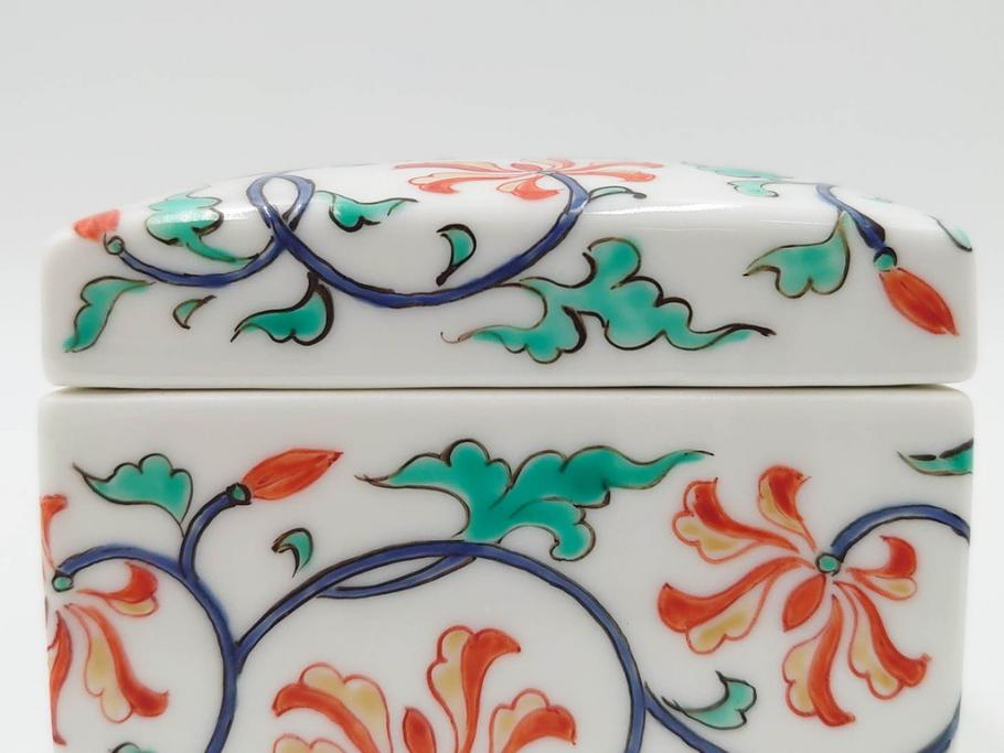 重要無形文化財　人間国宝　十三代 酒井田柿右衛門　本人作　濁手　唐花文　蓋物　鮮やかな色彩と精緻な文様が魅力の小筥(小箱、陶筥、小物入れ、共箱付)(R-084500)