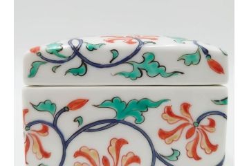 重要無形文化財　人間国宝　十三代 酒井田柿右衛門　本人作　濁手　唐花文　蓋物　鮮やかな色彩と精緻な文様が魅力の小筥(小箱、陶筥、小物入れ、共箱付)(R-084500)