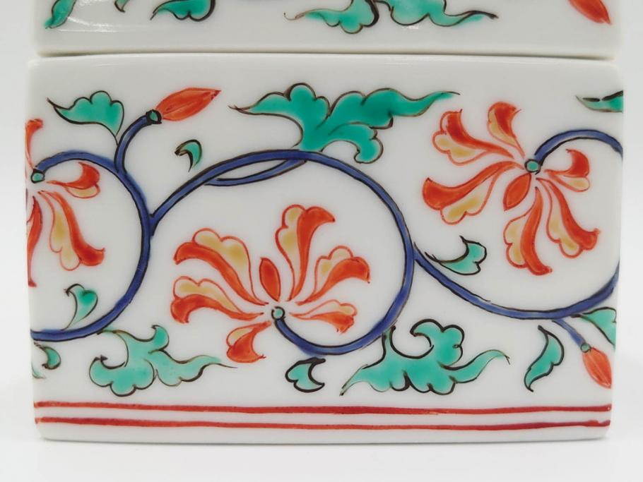 重要無形文化財　人間国宝　十三代 酒井田柿右衛門　本人作　濁手　唐花文　蓋物　鮮やかな色彩と精緻な文様が魅力の小筥(小箱、陶筥、小物入れ、共箱付)(R-084500)
