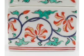 重要無形文化財　人間国宝　十三代 酒井田柿右衛門　本人作　濁手　唐花文　蓋物　鮮やかな色彩と精緻な文様が魅力の小筥(小箱、陶筥、小物入れ、共箱付)(R-084500)