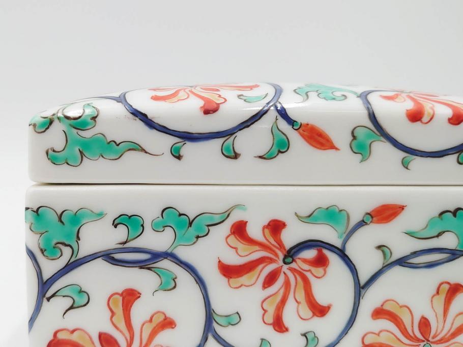 重要無形文化財　人間国宝　十三代 酒井田柿右衛門　本人作　濁手　唐花文　蓋物　鮮やかな色彩と精緻な文様が魅力の小筥(小箱、陶筥、小物入れ、共箱付)(R-084500)