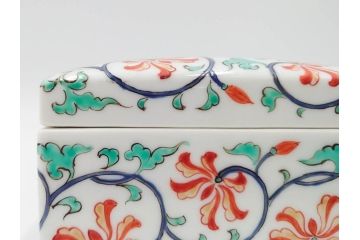 重要無形文化財　人間国宝　十三代 酒井田柿右衛門　本人作　濁手　唐花文　蓋物　鮮やかな色彩と精緻な文様が魅力の小筥(小箱、陶筥、小物入れ、共箱付)(R-084500)