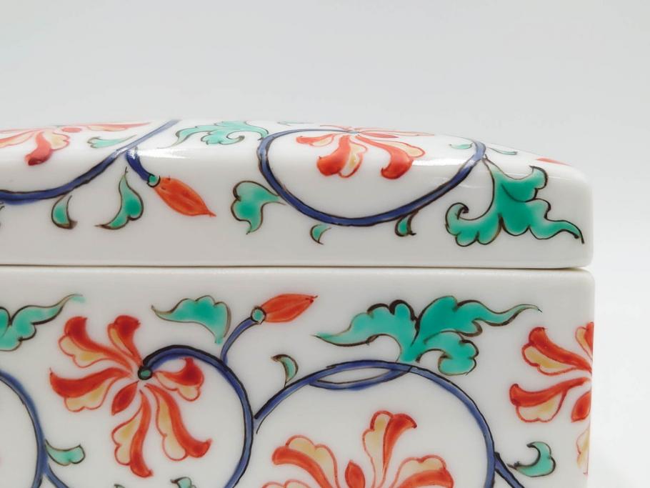 重要無形文化財　人間国宝　十三代 酒井田柿右衛門　本人作　濁手　唐花文　蓋物　鮮やかな色彩と精緻な文様が魅力の小筥(小箱、陶筥、小物入れ、共箱付)(R-084500)