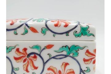 重要無形文化財　人間国宝　十三代 酒井田柿右衛門　本人作　濁手　唐花文　蓋物　鮮やかな色彩と精緻な文様が魅力の小筥(小箱、陶筥、小物入れ、共箱付)(R-084500)