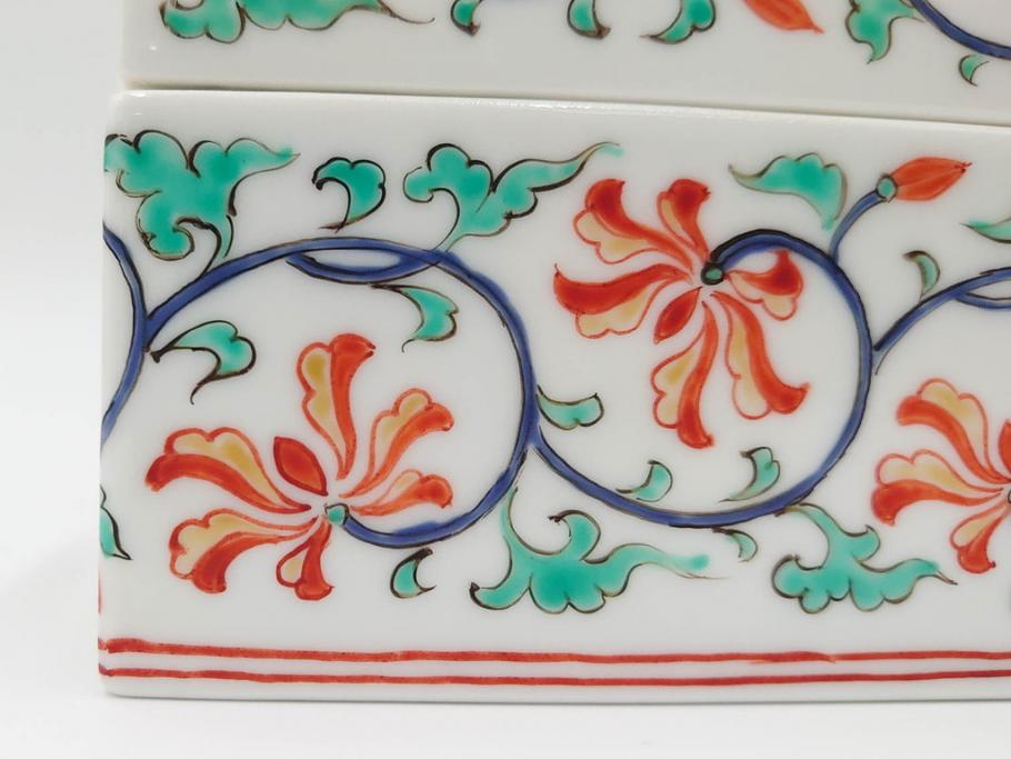 重要無形文化財　人間国宝　十三代 酒井田柿右衛門　本人作　濁手　唐花文　蓋物　鮮やかな色彩と精緻な文様が魅力の小筥(小箱、陶筥、小物入れ、共箱付)(R-084500)