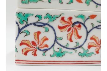 重要無形文化財　人間国宝　十三代 酒井田柿右衛門　本人作　濁手　唐花文　蓋物　鮮やかな色彩と精緻な文様が魅力の小筥(小箱、陶筥、小物入れ、共箱付)(R-084500)