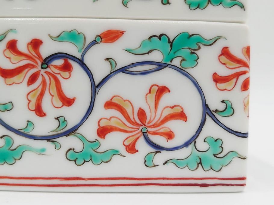 重要無形文化財　人間国宝　十三代 酒井田柿右衛門　本人作　濁手　唐花文　蓋物　鮮やかな色彩と精緻な文様が魅力の小筥(小箱、陶筥、小物入れ、共箱付)(R-084500)