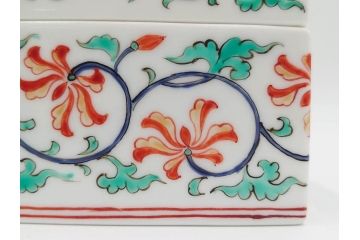 重要無形文化財　人間国宝　十三代 酒井田柿右衛門　本人作　濁手　唐花文　蓋物　鮮やかな色彩と精緻な文様が魅力の小筥(小箱、陶筥、小物入れ、共箱付)(R-084500)