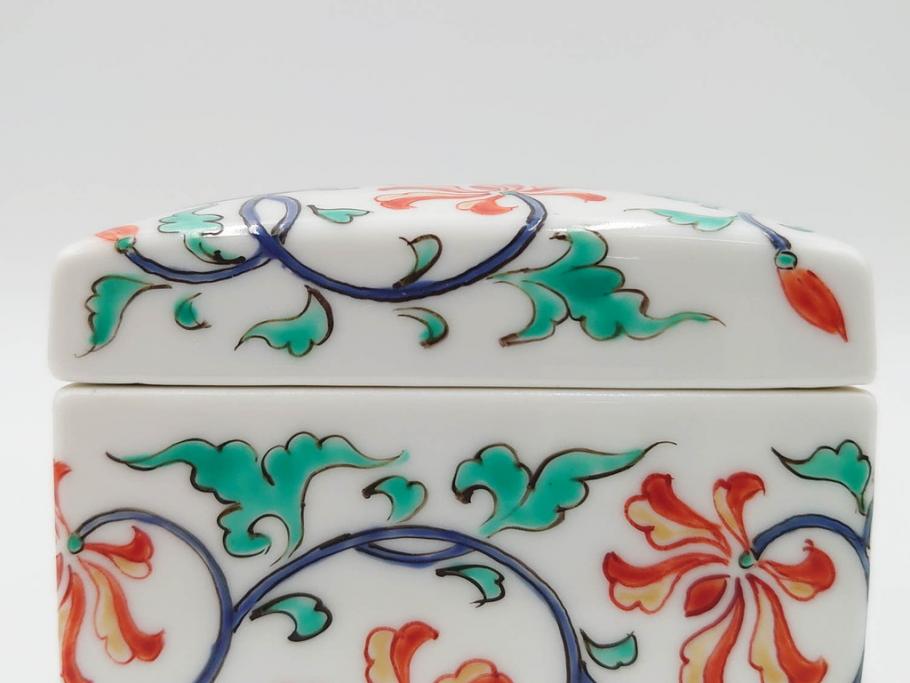 重要無形文化財　人間国宝　十三代 酒井田柿右衛門　本人作　濁手　唐花文　蓋物　鮮やかな色彩と精緻な文様が魅力の小筥(小箱、陶筥、小物入れ、共箱付)(R-084500)