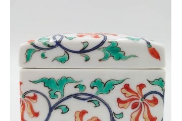 重要無形文化財　人間国宝　十三代 酒井田柿右衛門　本人作　濁手　唐花文　蓋物　鮮やかな色彩と精緻な文様が魅力の小筥(小箱、陶筥、小物入れ、共箱付)(R-084500)