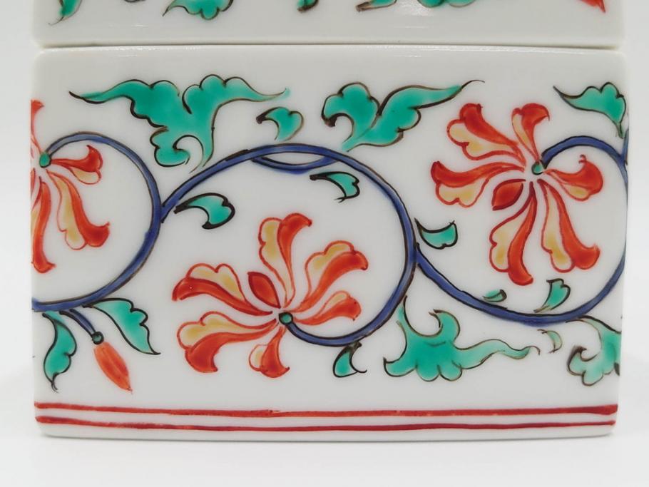 重要無形文化財　人間国宝　十三代 酒井田柿右衛門　本人作　濁手　唐花文　蓋物　鮮やかな色彩と精緻な文様が魅力の小筥(小箱、陶筥、小物入れ、共箱付)(R-084500)