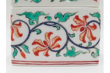 重要無形文化財　人間国宝　十三代 酒井田柿右衛門　本人作　濁手　唐花文　蓋物　鮮やかな色彩と精緻な文様が魅力の小筥(小箱、陶筥、小物入れ、共箱付)(R-084500)