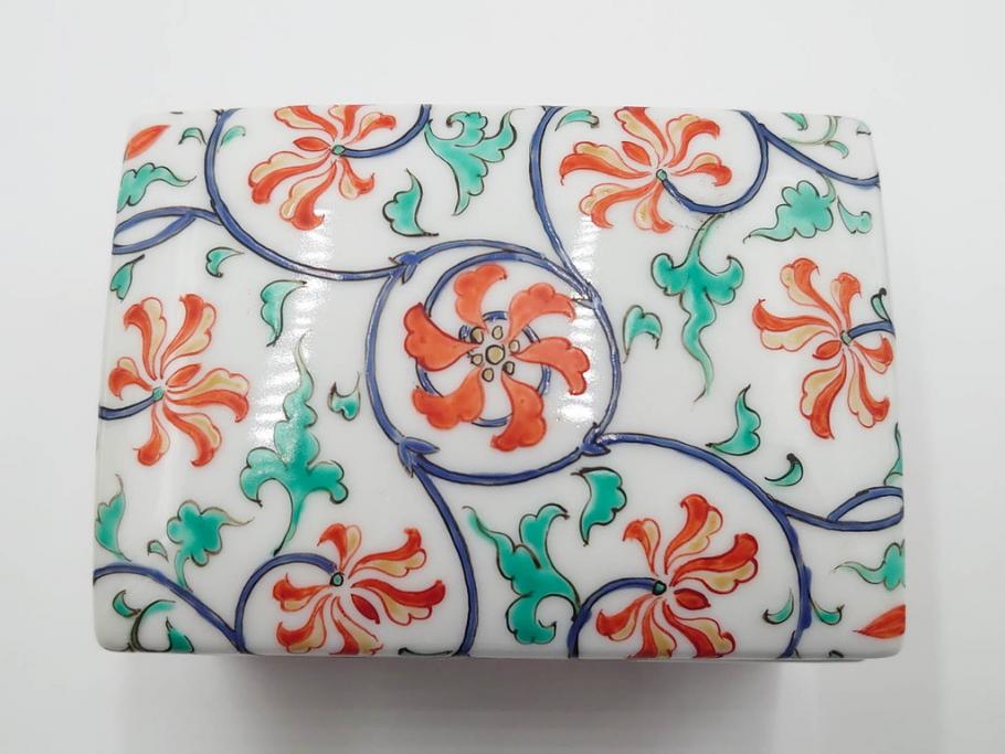 重要無形文化財　人間国宝　十三代 酒井田柿右衛門　本人作　濁手　唐花文　蓋物　鮮やかな色彩と精緻な文様が魅力の小筥(小箱、陶筥、小物入れ、共箱付)(R-084500)