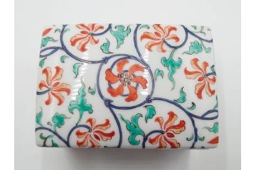 重要無形文化財　人間国宝　十三代 酒井田柿右衛門　本人作　濁手　唐花文　蓋物　鮮やかな色彩と精緻な文様が魅力の小筥(小箱、陶筥、小物入れ、共箱付)(R-084500)