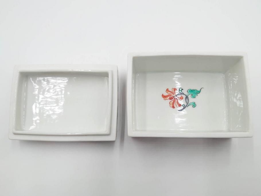 重要無形文化財　人間国宝　十三代 酒井田柿右衛門　本人作　濁手　唐花文　蓋物　鮮やかな色彩と精緻な文様が魅力の小筥(小箱、陶筥、小物入れ、共箱付)(R-084500)