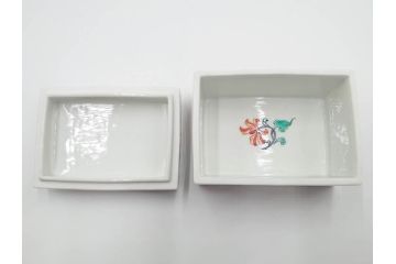 重要無形文化財　人間国宝　十三代 酒井田柿右衛門　本人作　濁手　唐花文　蓋物　鮮やかな色彩と精緻な文様が魅力の小筥(小箱、陶筥、小物入れ、共箱付)(R-084500)
