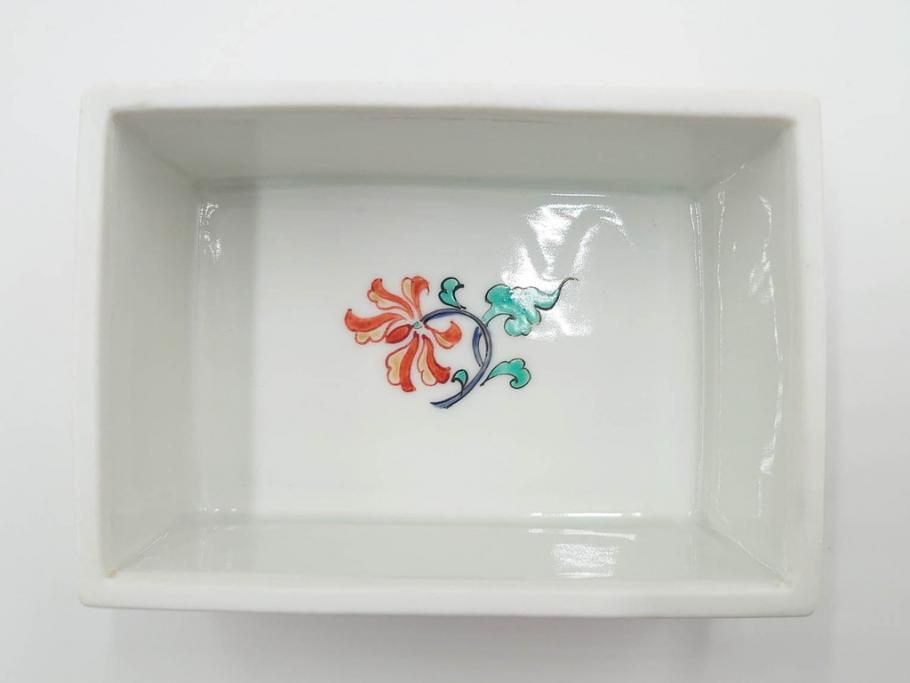 重要無形文化財　人間国宝　十三代 酒井田柿右衛門　本人作　濁手　唐花文　蓋物　鮮やかな色彩と精緻な文様が魅力の小筥(小箱、陶筥、小物入れ、共箱付)(R-084500)