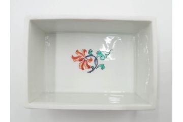 重要無形文化財　人間国宝　十三代 酒井田柿右衛門　本人作　濁手　唐花文　蓋物　鮮やかな色彩と精緻な文様が魅力の小筥(小箱、陶筥、小物入れ、共箱付)(R-084500)