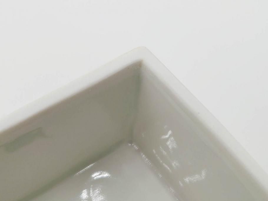 重要無形文化財　人間国宝　十三代 酒井田柿右衛門　本人作　濁手　唐花文　蓋物　鮮やかな色彩と精緻な文様が魅力の小筥(小箱、陶筥、小物入れ、共箱付)(R-084500)