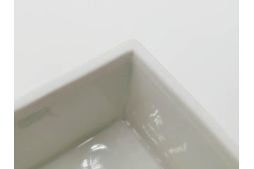 重要無形文化財　人間国宝　十三代 酒井田柿右衛門　本人作　濁手　唐花文　蓋物　鮮やかな色彩と精緻な文様が魅力の小筥(小箱、陶筥、小物入れ、共箱付)(R-084500)