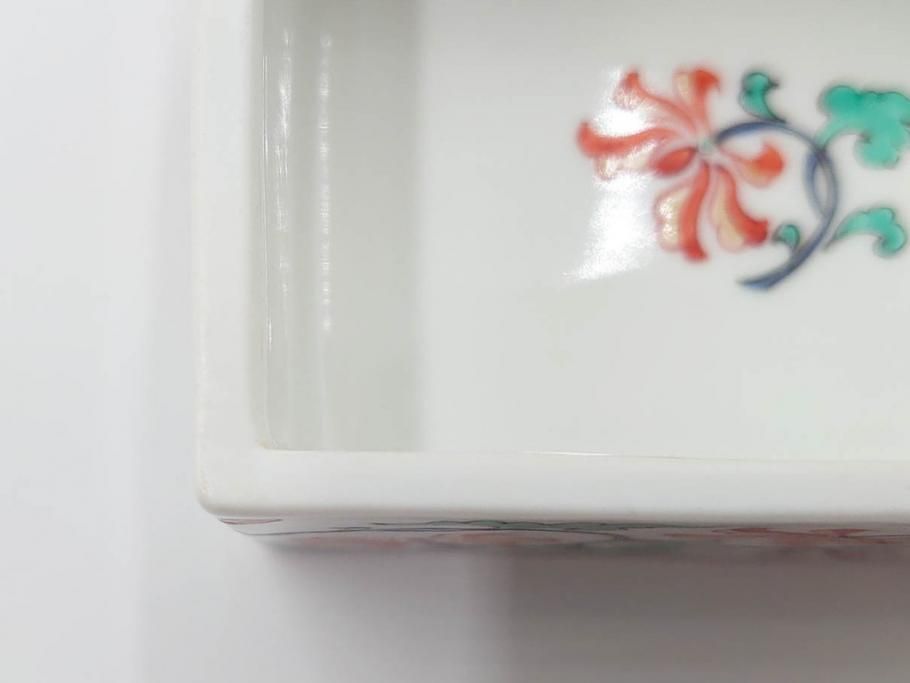 重要無形文化財　人間国宝　十三代 酒井田柿右衛門　本人作　濁手　唐花文　蓋物　鮮やかな色彩と精緻な文様が魅力の小筥(小箱、陶筥、小物入れ、共箱付)(R-084500)