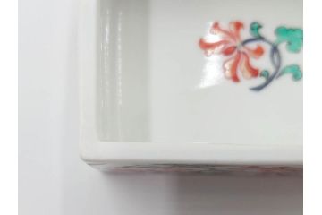 重要無形文化財　人間国宝　十三代 酒井田柿右衛門　本人作　濁手　唐花文　蓋物　鮮やかな色彩と精緻な文様が魅力の小筥(小箱、陶筥、小物入れ、共箱付)(R-084500)