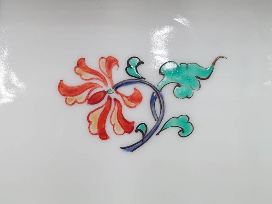 重要無形文化財　人間国宝　十三代 酒井田柿右衛門　本人作　濁手　唐花文　蓋物　鮮やかな色彩と精緻な文様が魅力の小筥(小箱、陶筥、小物入れ、共箱付)(R-084500)