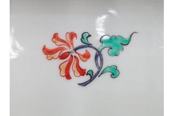 重要無形文化財　人間国宝　十三代 酒井田柿右衛門　本人作　濁手　唐花文　蓋物　鮮やかな色彩と精緻な文様が魅力の小筥(小箱、陶筥、小物入れ、共箱付)(R-084500)