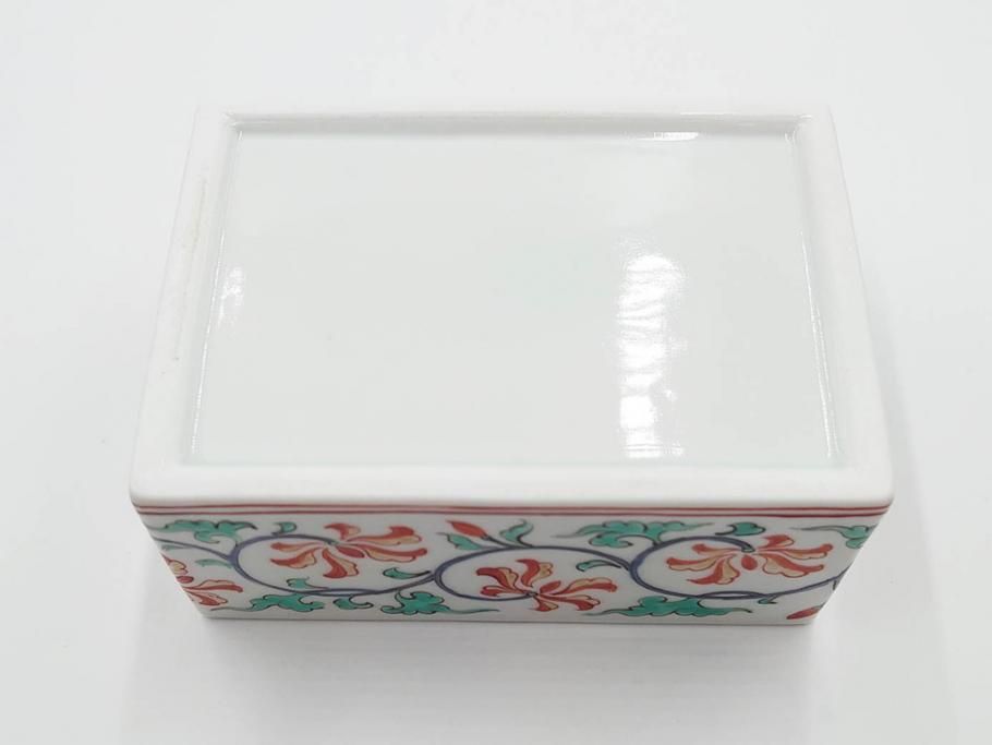 重要無形文化財　人間国宝　十三代 酒井田柿右衛門　本人作　濁手　唐花文　蓋物　鮮やかな色彩と精緻な文様が魅力の小筥(小箱、陶筥、小物入れ、共箱付)(R-084500)