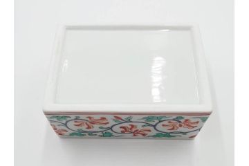 重要無形文化財　人間国宝　十三代 酒井田柿右衛門　本人作　濁手　唐花文　蓋物　鮮やかな色彩と精緻な文様が魅力の小筥(小箱、陶筥、小物入れ、共箱付)(R-084500)