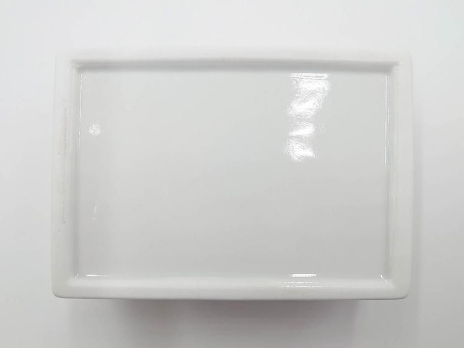 重要無形文化財　人間国宝　十三代 酒井田柿右衛門　本人作　濁手　唐花文　蓋物　鮮やかな色彩と精緻な文様が魅力の小筥(小箱、陶筥、小物入れ、共箱付)(R-084500)