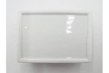 重要無形文化財　人間国宝　十三代 酒井田柿右衛門　本人作　濁手　唐花文　蓋物　鮮やかな色彩と精緻な文様が魅力の小筥(小箱、陶筥、小物入れ、共箱付)(R-084500)