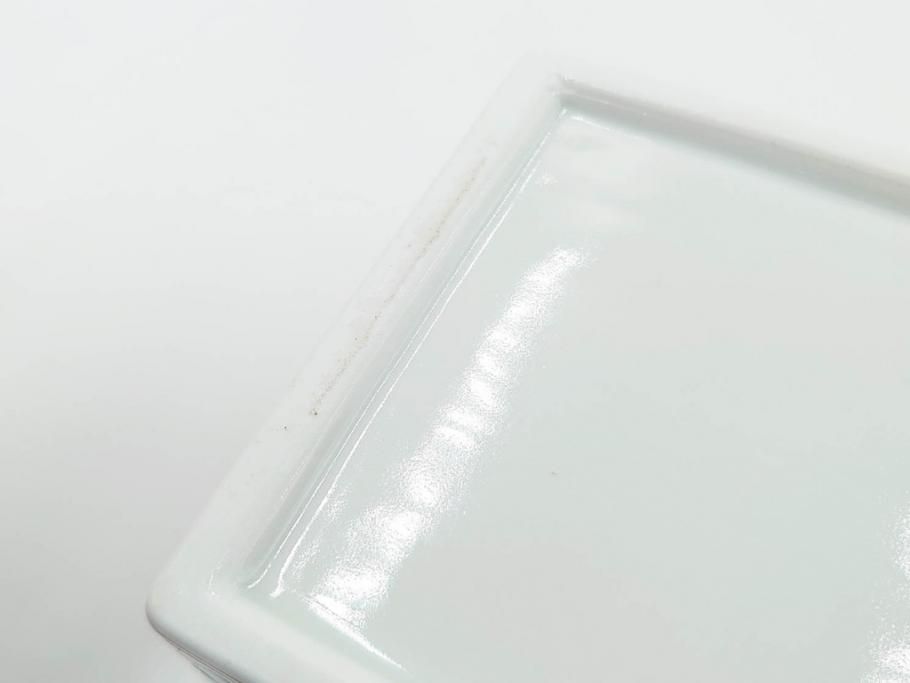 重要無形文化財　人間国宝　十三代 酒井田柿右衛門　本人作　濁手　唐花文　蓋物　鮮やかな色彩と精緻な文様が魅力の小筥(小箱、陶筥、小物入れ、共箱付)(R-084500)