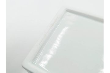 重要無形文化財　人間国宝　十三代 酒井田柿右衛門　本人作　濁手　唐花文　蓋物　鮮やかな色彩と精緻な文様が魅力の小筥(小箱、陶筥、小物入れ、共箱付)(R-084500)