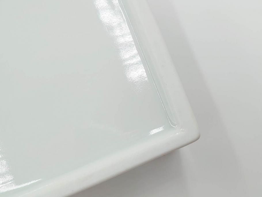 重要無形文化財　人間国宝　十三代 酒井田柿右衛門　本人作　濁手　唐花文　蓋物　鮮やかな色彩と精緻な文様が魅力の小筥(小箱、陶筥、小物入れ、共箱付)(R-084500)